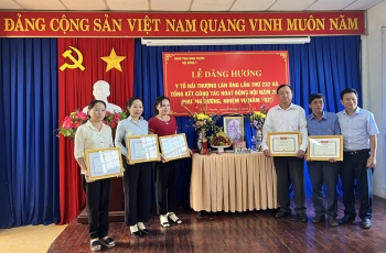 Bác sĩ Lê Anh Tuấn - Phó Giám đốc Sở Y tế, Chủ tịch Hội Đông y tỉnh trao giấy khen cho các tập thể hoàn thành xuất sắc nhiệm vụ năm 2022
