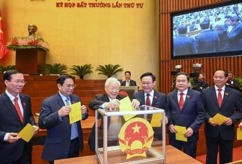 Tổng Bí thư Nguyễn Phú Trọng (thứ 3 từ trái qua) cùng các lãnh đạo Nhà nước bỏ phiếu bầu Chủ tịch nước nhiệm kỳ 2021-2026