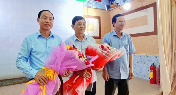 Ông Bùi Viết Lộc - Phó Chủ tịch Hội khuyến học tỉnh tặng hoa chúc mừng ông Giang Văn Khoa - Chủ tịch Liên hiệp các hội KH&KT tỉnh, nguyên Chủ tịch Hội Khuyến học tỉnh và ông Lê Hải Đăng - Chủ tịch Hội khuyến học khóa IV, nhiệm kỳ 2022 - 2027