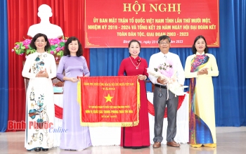 Phó Bí thư Thường trực Tỉnh ủy, Chủ tịch HĐND tỉnh Huỳnh Thị Hằng; Ủy viên Ban Thường vụ Tỉnh ủy, Phó Chủ tịch UBND tỉnh Trần Tuyết Minh trao Cờ thi đua của Chính phủ và tặng hoa chúc mừng thành tích của Ủy ban MTTQVN tỉnh Bình Phước