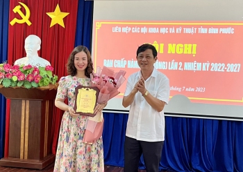 Ông Giang Văn Khoa - Chủ tịch Liên hiệp các hội Khoa học và Kỹ thuật tỉnh trao biểu trưng và quà tri ân bà Phạm Thị Mười