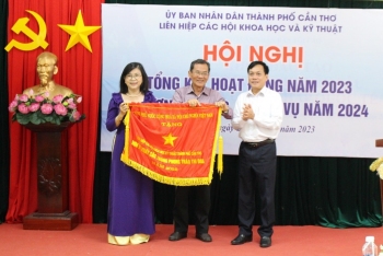 Ông Nguyễn Ngọc Hè - Phó Chủ tịch UBND thành phố Cần Thơ thừa ủy quyền của Thủ tướng Chính phủ trao tặng Cờ Thi đua xuất sắc của Chỉnh phủ cho tập thể Liên hiệp Hội Cần Thơ.