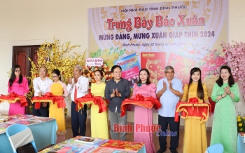 Các đại biểu cắt băng khai mạc trưng bày báo xuân mừng Đảng, mừng xuân Giáp Thìn 2024