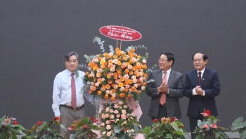 Phó Chủ tịch Liên hiệp các Hội Việt Nam Phạm Quang Thao tặng hoa chúc mừng Liên hiệp hội Lâm Đồng