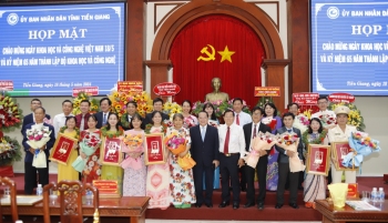 Vinh danh32 trí thức có thành tích xuất sắc trong học tập, lao động và nghiên cứu khoa học(trong đó có 7 tân tiến sỹ)