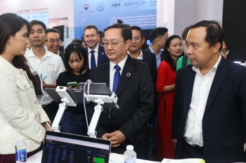 Các đại biểu tham quan triển lãm TTNT trong khuôn khổ Ngày hội TTNT Việt Nam năm 2023.