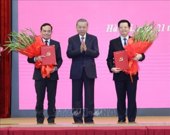 Tổng Bí thư, Chủ tịch nước Tô Lâm trao Quyết định phân công nhiệm vụ của Bộ Chính trị và tặng hoa chúc mừng các đồng chí Trần Lưu Quang (bên trái), Trưởng Ban Kinh tế Trung ương và Mai Văn Chính (bên phải), Trưởng Ban Dân vận Trung ương -