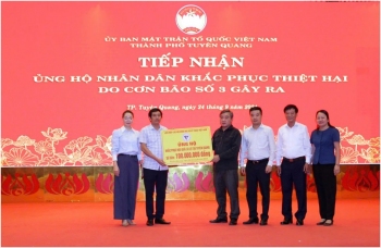 Đ/c Phạm Quang Thao, Phó Chủ tịch LHHVN trao quà,Đ/c Vũ Quỳnh Loan, Phó Chủ tịch UBND Tp. Tuyên Quang,Đ/c Phạm Ngọc Hải, Chủ tịch MTTQ Tp. Tuyên Quang tiếp nhận hỗ trợ khắc phục thiệt hại do cơn bão số 3 gây ra