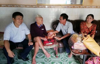 Ảnh minh họa: Lãnh đạo Hội NCT tỉnh Bình Phước thăm, tặng quà cụ Đỗ Trọng Tấn, khu phố Phước Hòa, phường Tân Thiện, TP Đồng Xoài