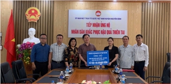 Chủ tịch Phan Xuân Dũng và đoàn công tác trao ủng hộ tới MTTQVN huyện Nguyên Bình