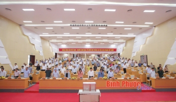 Các đại biểu đã dành phút tưởng niệm những nạn nhân và cán bộ, chiến sĩ đã hy sinh trong quá trình tham gia khắc phục hậu quả cơn bão số 3