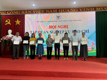 Bà Trương Thị Bé Hai, Phó Chủ tịch Liên hiệp hội tỉnh  trao chứng nhận cho học viên tham gia lớp tập huấn