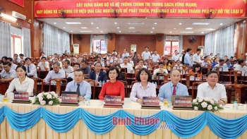 Ủy viên Ban Thường vụ Tỉnh ủy, Phó Chủ tịch UBND tỉnh Trần Tuyết Minh và các đại biểu dự hội nghị
