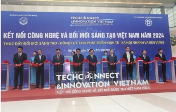 Các đại biểu cắt băng khai mạc chuỗi sự kiện “Kết nối công nghệ và Đổi mới sáng tạo Việt Nam 2024”