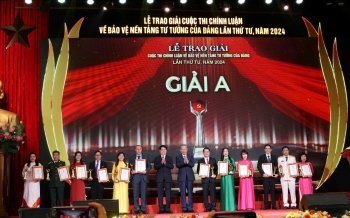 Tổng Bí thư, Chủ tịch nước Tô Lâm và Thường trực Ban Bí thư Lương Cường, Trưởng Ban Chỉ đạo 35 Trung ương trao giải A cho các tác giả, nhóm tác giả