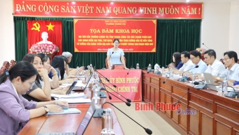 Tiến sĩ Lê Nguyễn Thị Ngọc Lan, Phó Hiệu trưởng Trường Chính trị tỉnh phát biểu định hướng tại buổi tọa đàm