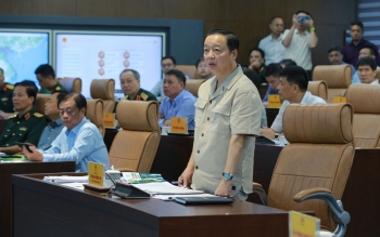 Phó Thủ tướng Trần Hồng Hà nhấn mạnh yêu cầu bảo đảm thông tin xuyên suốt trong mọi tình huống thiên tai, khẩn cấp, bất khả kháng - Ảnh: VGP/Minh Khôi