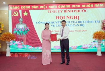 Ủy viên Bộ Chính trị, Bí thư Trung ương Đảng, Trưởng Ban Tổ chức Trung ương Lê Minh Hưng trao quyết định cho đồng chí Tôn Ngọc Hạnh