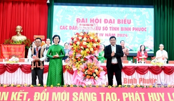 Ủy ban Dân tộc tặng hoa chúc mừng đại hội