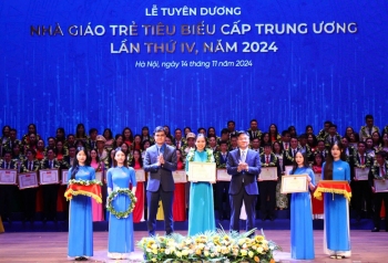 Phó Thủ tướng Lê Thành Long và Ủy viên dự khuyết T.Ư Đảng, Bí thư thứ nhất T.Ư Đoàn Bùi Quang Huy trao bằng khen của Bộ Giáo dục và Đào tạo cho nhà giáo trẻ tiêu biểu - Ảnh VGP