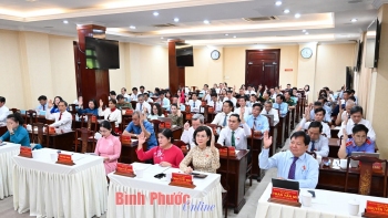 Đại biểu biểu quyết thông qua các nghị quyết tại kỳ họp