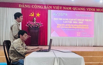 Nhóm tác giả công tác ở Nhà máy xi măng Bình Phước đang thuyết minh Giải pháp dự thi.