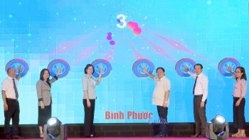 Các đại biểu thực hiện nghi thức nhấn nút khai mạc, khởi động chuỗi hoạt động giới thiệu, tôn vinh những thành tựu nổi bật trong lĩnh vực khoa học, công nghệ của tỉnh Bình Phước