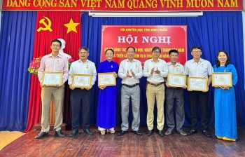 Ông Lê Hải Đăng - Chủ tịch Hội Khuyến học tỉnh và ông Nguyễn Ngọc Vũ - Phó Chủ tịch Thường trực Liên hiệp các hội Khoa học và Kỹ thuật tỉnh trao kỷ niệm chương “Vì sự nghiệp khuyến học” cho các cá nhân