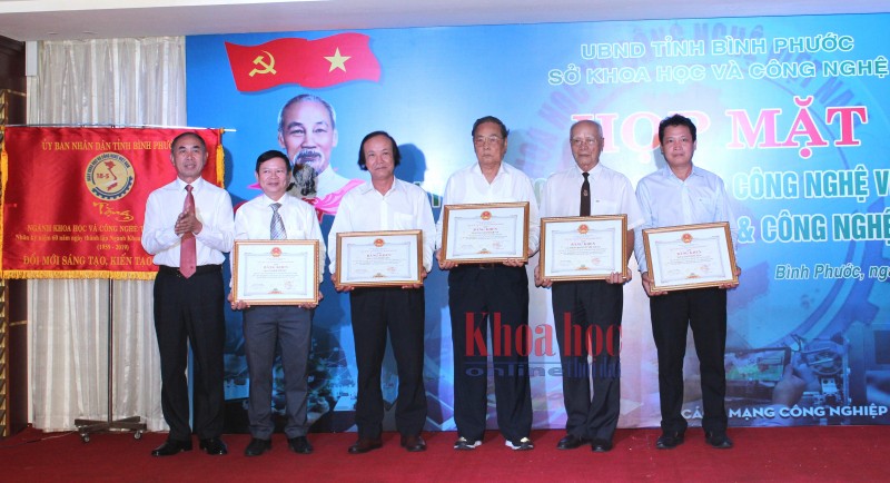 Phó Chủ tịch UBND tỉnh Nguyễn Tiến Dũng trao bằng khen cho các cá nhân có thành tích xuất sắc