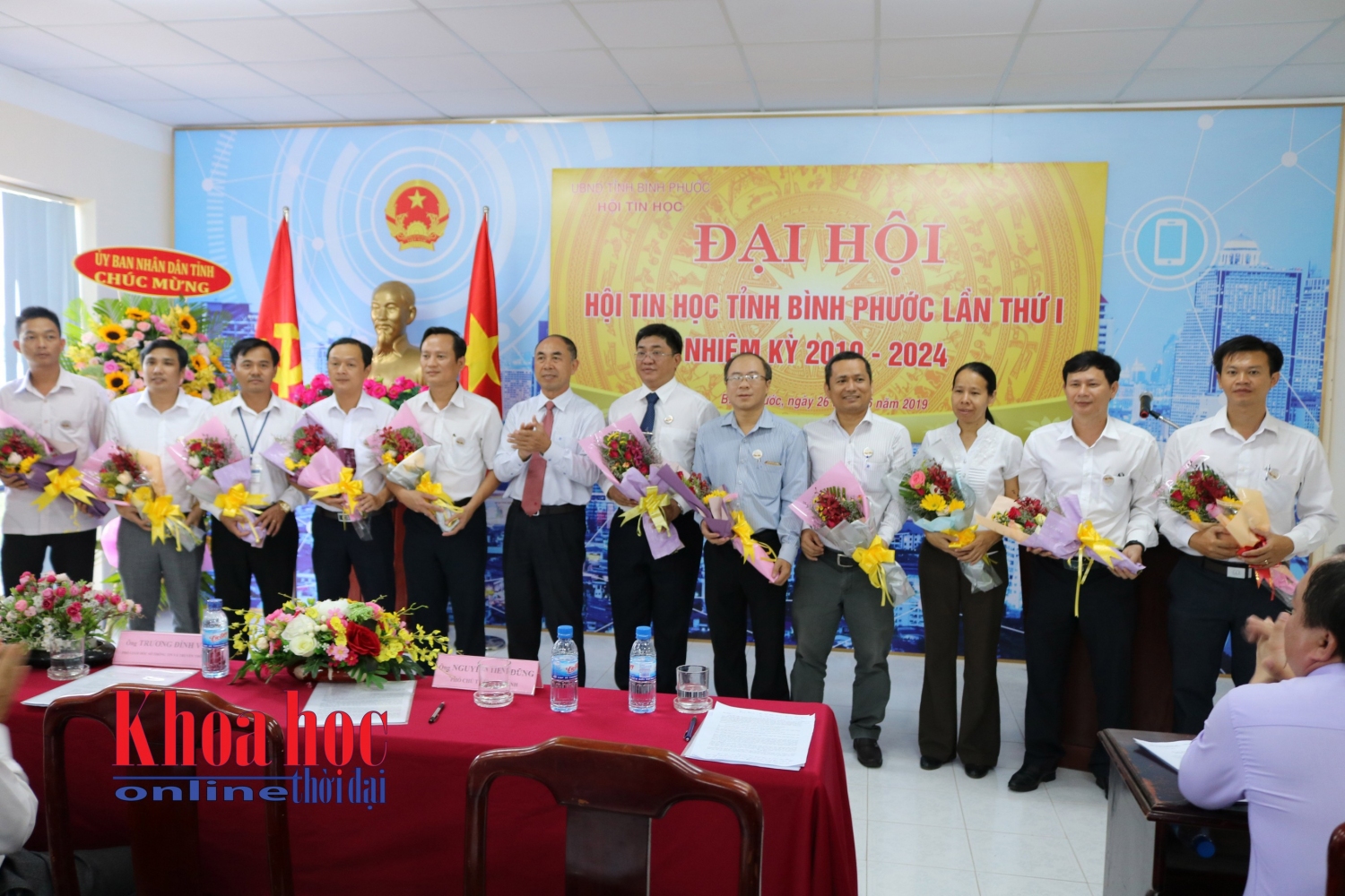 Phó Chủ tịch UBND tỉnh Nguyễn Tiến Dũng (thứ 7, từ trái sang) tặng hoa chúc mừng các Ủy viên Ban Chấp hành hội