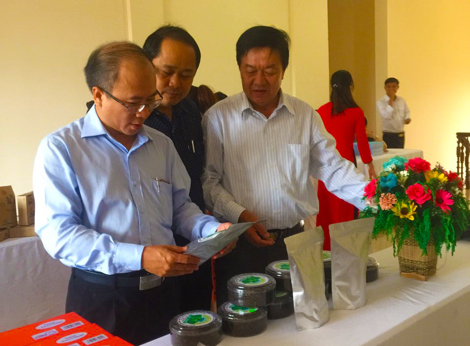 Phó Giám đốc Sở KH&CN tỉnh Nguyễn Minh Quang giới thiệu sản phẩm chủ lực của tỉnh đã được bảo hộ quyền sở hữu trí tuệ