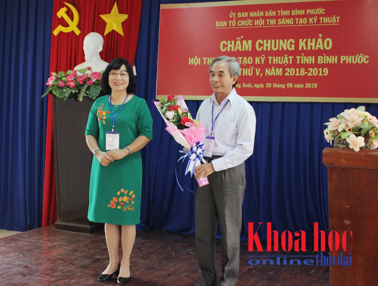 Thạc sĩ Nguyễn Thị Lan Hương - Chủ tịch Liên hiệp các hội Khoa học và Kỹ thuật tỉnh, Phó trưởng ban Thường trực Ban tổ chức Hội thi tặng hoa cho đại diện thành viên Ban giám khảo