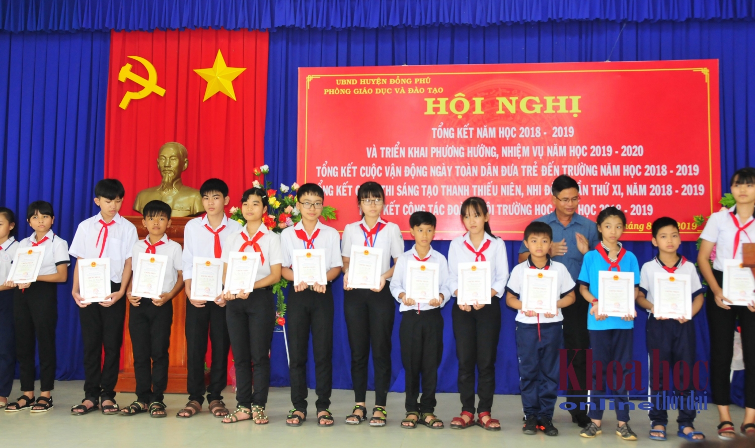 Đại diện Ban Tổ chức trao giấy chứng nhận cho các em học sinh có sản phẩm đạt giải tại Cuộc thi Sáng tạo thanh thiếu niên, nhi đồng huyện lần thứ XI, năm 2018-2019.