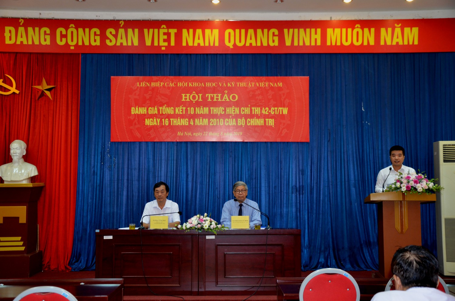 Chủ tịch LHHVN Đặng Vũ Minh và Phó Chủ tịch LHHVN Phan Tùng Mậu chủ trì hội thảo.