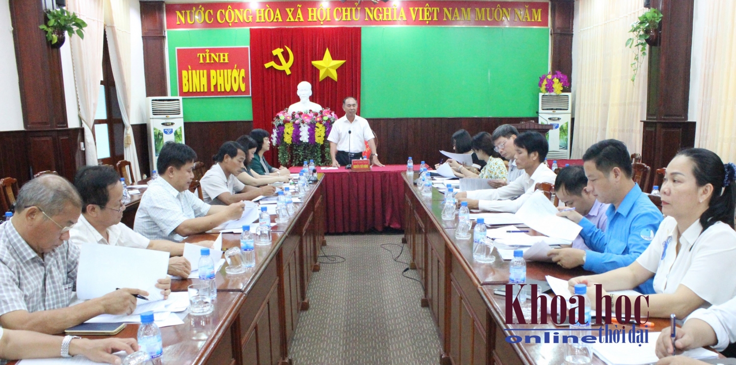 Phó Chủ tịch UBND tỉnh Nguyễn Tiến Dũng phát biểu tại cuộc họp