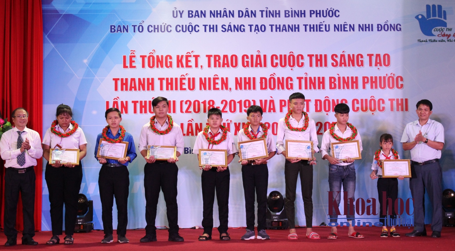 Ông Nguyễn Minh Quang - Phó Giám đốc phụ trách Sở Thông tin và Truyền thông tỉnh (bên trái) và Phó Bí thư Tỉnh đoàn Mai Xuân Tuân (bên phải) trao giải Ba cho các thí sinh