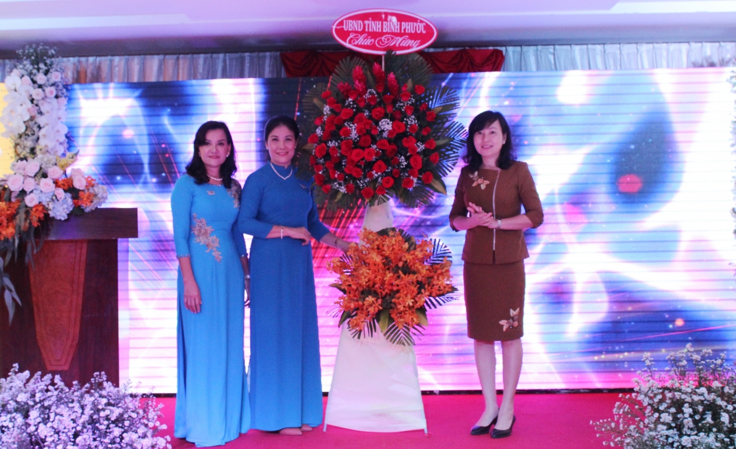 Bà Huỳnh Thị Hằng - Phó Chủ tịch UBND tỉnh (bìa phải) tặng lẵng hoa chúc mừng Hội Doanh nhân nữ tỉnh nhân kỷ niệm 15 năm Ngày thành lập Doanh nhân Việt Nam