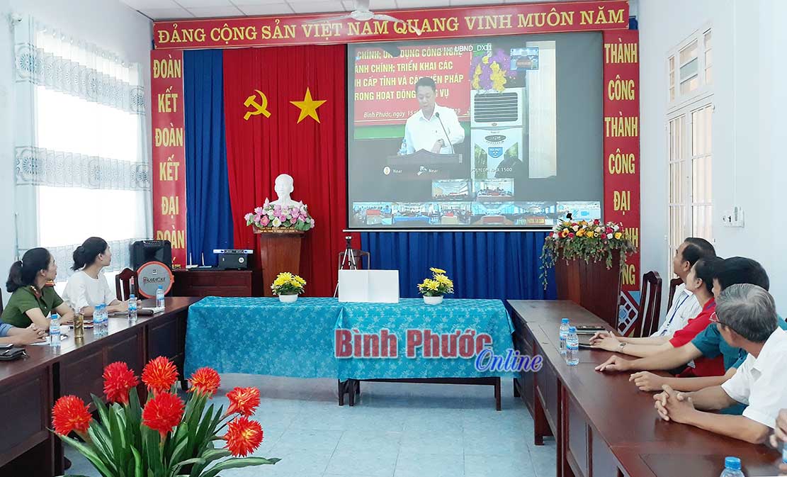 Các đại biểu tham dự hội nghị trực tuyến tại điểm cầu UBND phường Tân Đồng
