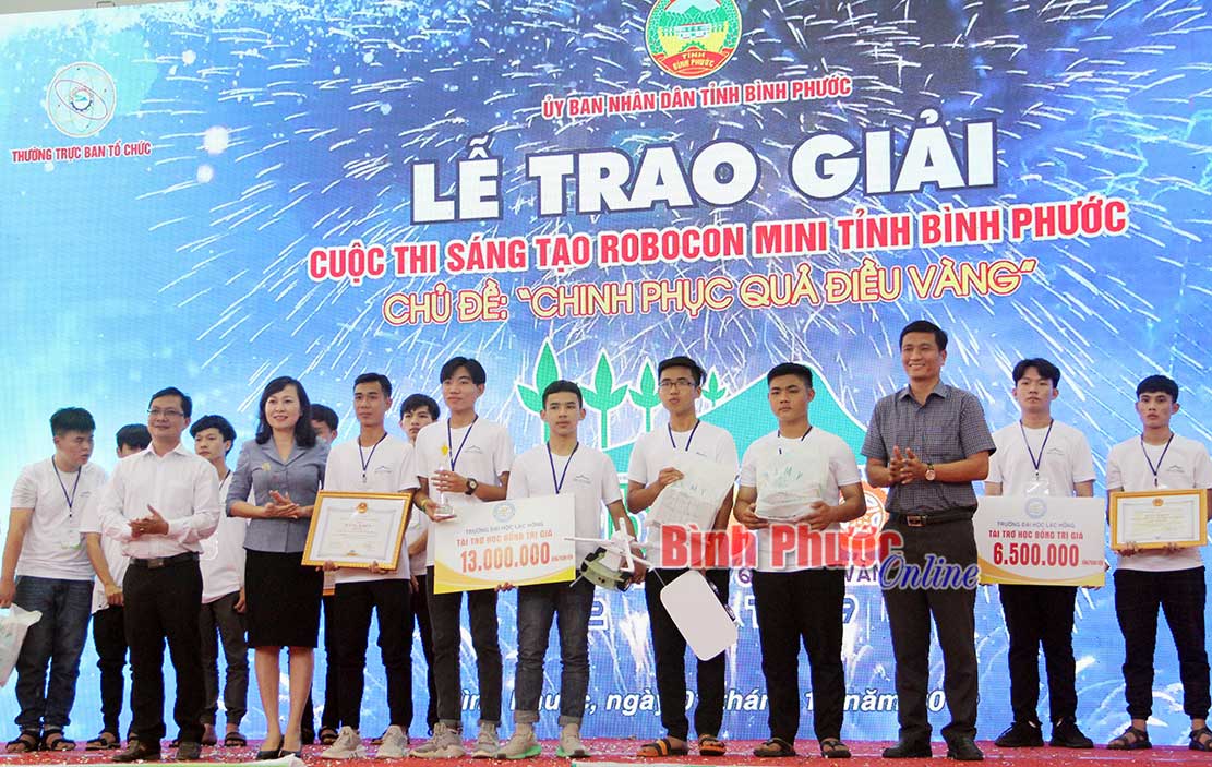 Phó chủ tịch Huỳnh Thị Hằng trao bằng khen của UBND tỉnh cho đội CVA - Trường THPT Chu Văn An (Chơn Thành) đoạt giải vô địch