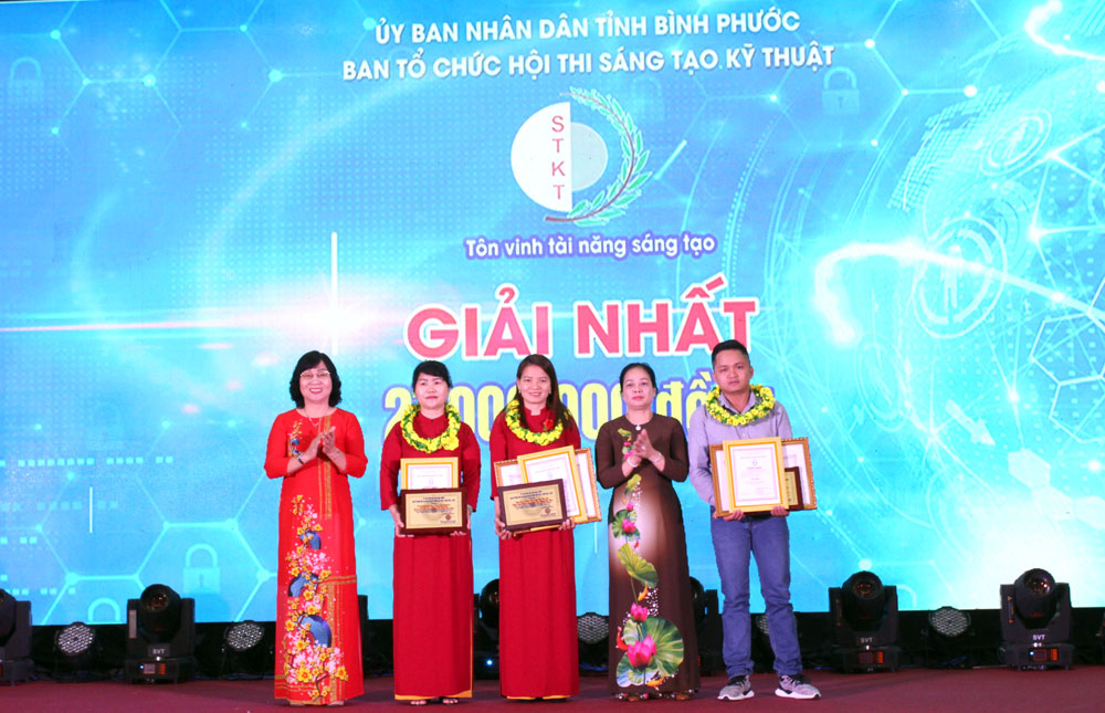 Ban tổ chức Hội thi STKT tỉnh Bình Phước trao bằng khen cho các tác giả, nhóm tác giả đạt giải nhất