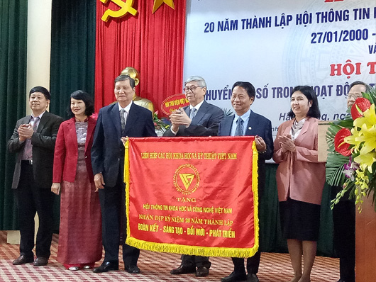 GS.TSKH Đặng Vũ Minh - Chủ tịch Liên hiệp Hội Việt Nam trao tặng bức trướng cho Hội Thông tin Khoa học và Công nghệ Việt Nam