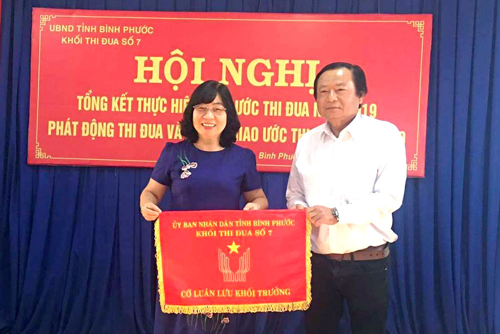 Thạc sĩ Nguyễn Thị Lan Hương - Chủ tịch Liên hiệp các Hội Khoa học và Kỹ thuật tỉnh nhận Cờ luân lưu làm Khối trưởng Khối thi đua số 7 năm 2020 