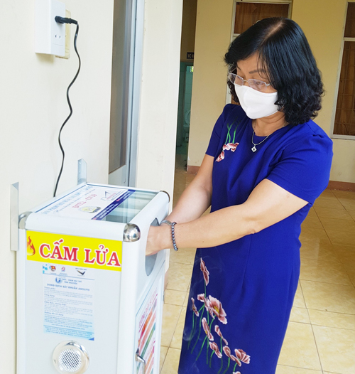 2.	Thạc sĩ Nguyễn Thị Lan Hương sử dụng máy rửa tay sát khuẩn 