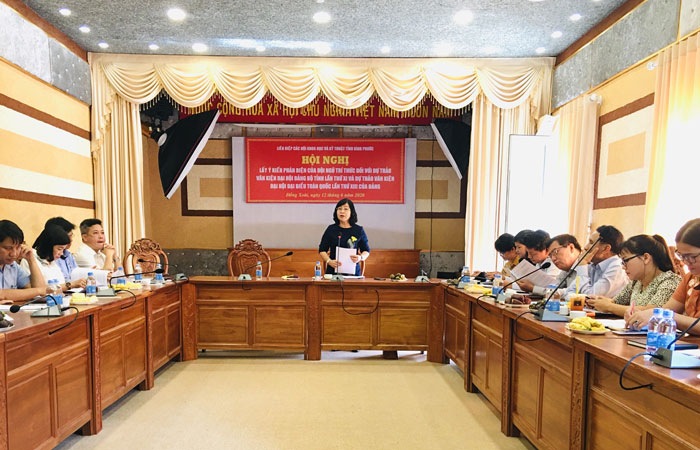 Thạc sĩ Nguyễn Thị Lan Hương - Chủ tịch Liên hiệp các hội Khoa học và kỹ thuật tỉnh Bình Phước phát biểu tại Hội nghị