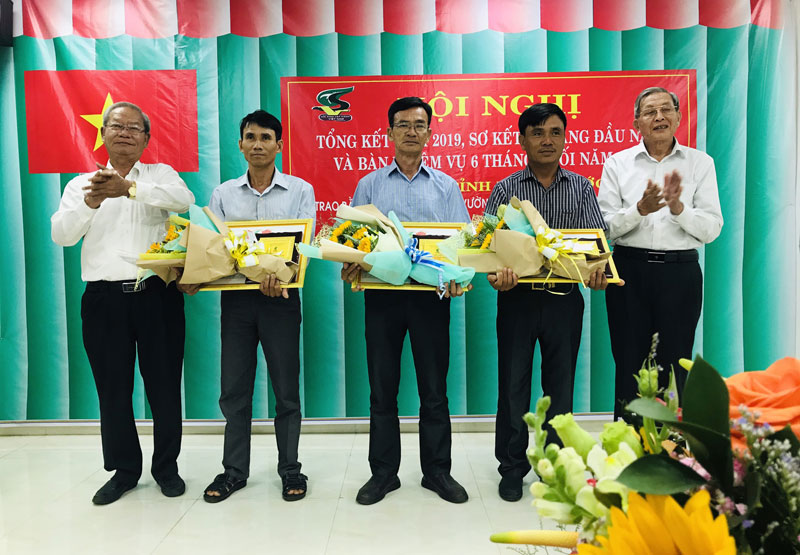 Ông Trần Công Cảnh - Phó Chủ tịch Hội Sinh vật cảnh Việt Nam (bìa trái) trao tặng chứng nhận Nhà vườn tiêu biểu năm 2019 cho Hội viên