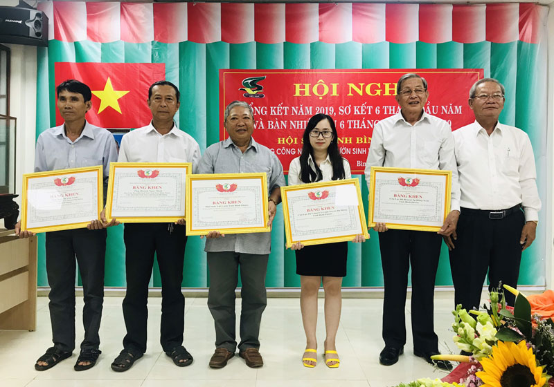 Ông Trần Công Cảnh - Phó Chủ tịch Hội Sinh vật cảnh Việt Nam (bìa phải) trao tặng Bằng khen của Hội Sinh vật cảnh Việt Nam cho các cá nhân có thành tích xuất sắc năm 2019.