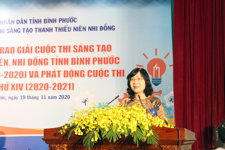Đồng chí Nguyễn Thị Lan Hương - Chủ tịch Liên hiệp hội Khoa học và Kỹ thuật tỉnh phát biểu khai mạc tại Lễ Tổng kếtthi lần thứ XIV (2020 – 2021)