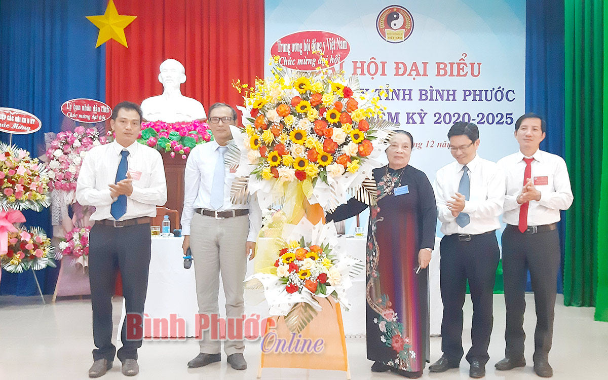 Phó chủ tịch Trung ương Hội Đông y Việt Nam Nguyễn Thị Sách tặng họa chúc mừng Đại hội đại biểu Hội Đông y tỉnh Bình Phước