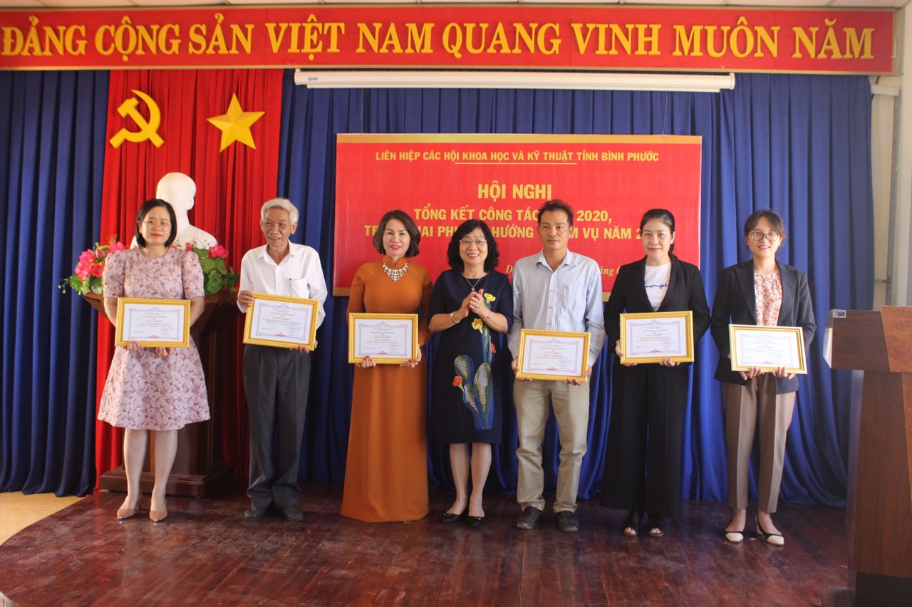 Thạc sĩ Nguyễn Thị Lan Hương - Chủ tịch LHH trao giấy khen cho các tập thể hoàn thành xuất sắc nhiệm vụ năm 2020