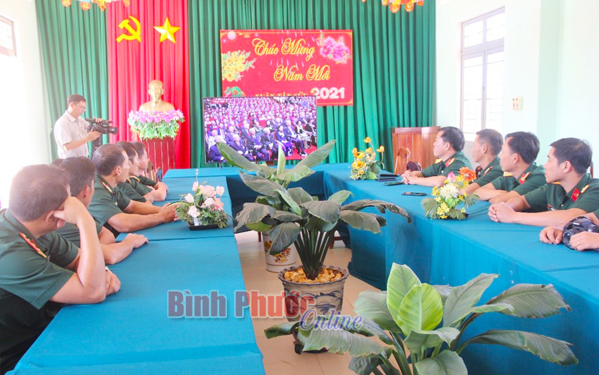 Cán bộ, chiến sĩ Đội K72 xem truyền hình trực tiếp phiên khai mạc Đại hội XIII của Đảng